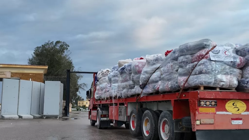 دخول أكثر من 212 ألف سلة غذائية و34 ألف قطعة ملابس شتوية لغزة 23 - جريدة المساء