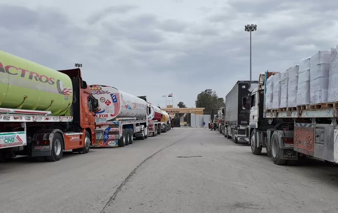 الهلال الأحمر يمد غزة بالقافلة 122