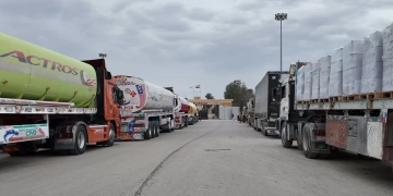 الهلال الأحمر يمد غزة بالقافلة 122