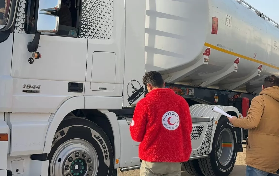 الهلال الأحمر يمد غزة بزاد 123