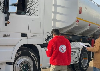 الهلال الأحمر يمد غزة بزاد 123