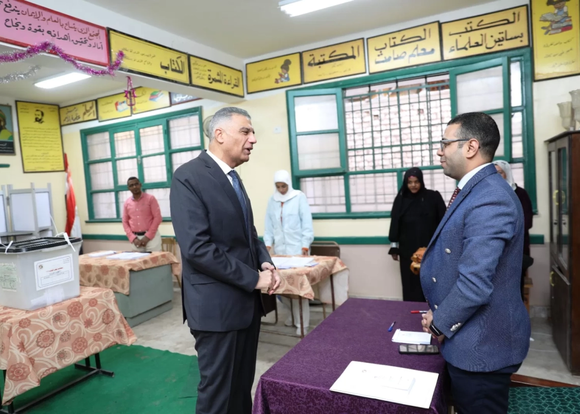 محافظ أسوان يتفقد مقار اللجان الإنتخابية فى اليوم الأول لجولة الإعادة 19 - جريدة المساء