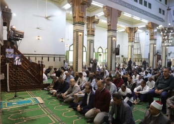 محافظ أسوان يؤدى صلاة الجمعة بمسجد منصور حماده بشارع عباس فريد .. ويؤكد: التواصل المباشر مع المواطنين أولوية قصوى لتلبية مطالبهم 26 - جريدة المساء