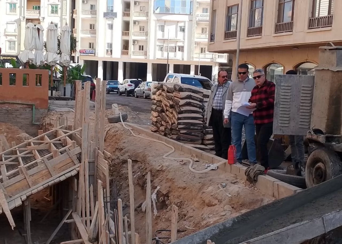 رئيس حي جنوب الغردقة يقوم بإيقاف أعمال بناء مخالفة بالكوثر 19 - جريدة المساء