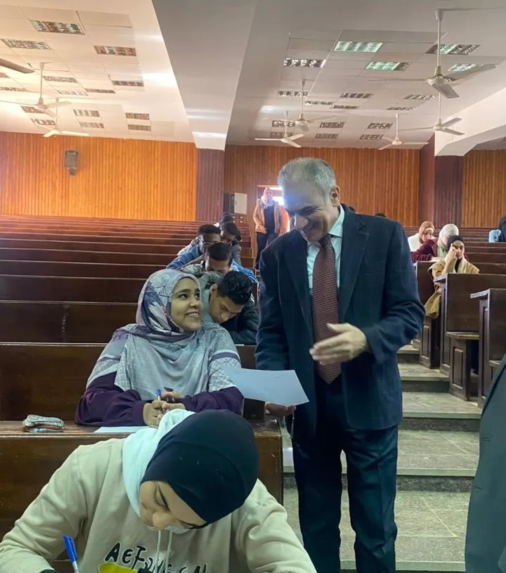 رئيس جامعة أسوان يتابع امتحانات دار العلوم ويؤكد علي سرعة إعلان النتائج 27 - جريدة المساء