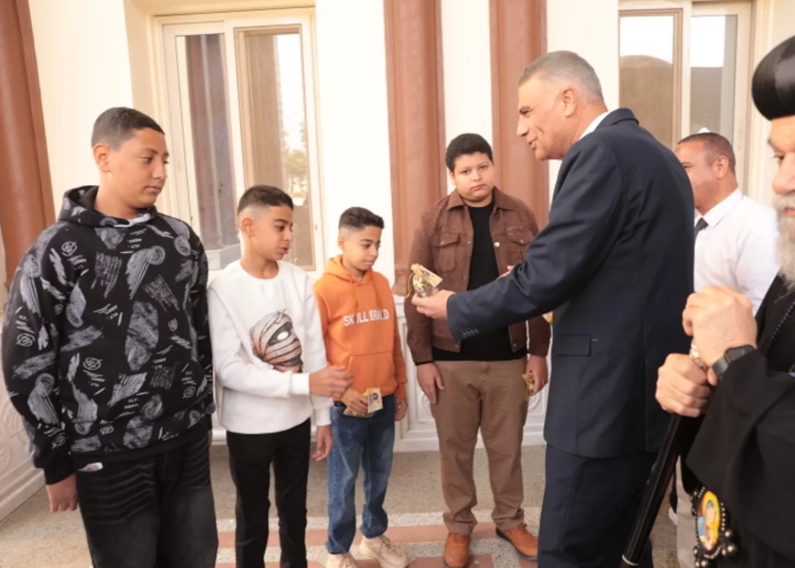 فى أجواء يسودها الود والمحبة .. محافظ أسوان يوزع كروت تهنئة الرئيس والهدايا على الأطفال بمختلف الكنائس 19 - جريدة المساء