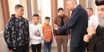 فى أجواء يسودها الود والمحبة .. محافظ أسوان يوزع كروت تهنئة الرئيس والهدايا على الأطفال بمختلف الكنائس 1 - جريدة المساء