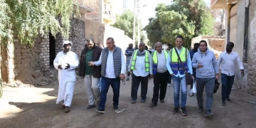 محافظ أسوان: لجنة مشتركة تبدأ المعاينة الميدانية للحد من معاناة أهالى الكرور 1 - جريدة المساء