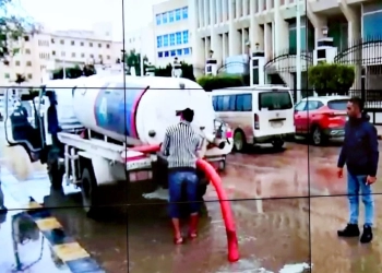 محافظ كفرالشيخ يتابع جهود كسح مياه الأمطار بمراكز ومدن المحافظة من مركز سيطرة الشبكة الوطنية للطوارئ والسلامة العامة 25 - جريدة المساء