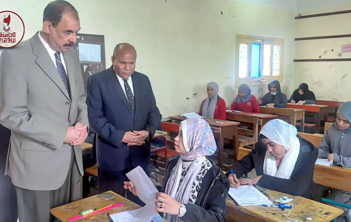 محافظ سوهاج يتفقد لجان إمتحانات الشهادة الإعدادية 17 - جريدة المساء