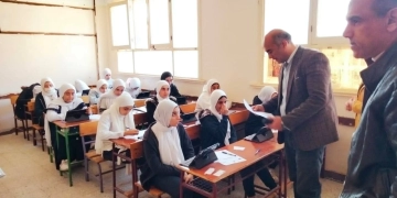 مدير الإدارة التعليمية بالمنيا يتفقد لجان امتحانات المرحلة الثانوية الالكترونية 1 - جريدة المساء