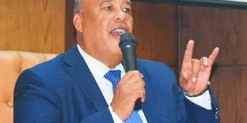 ايمن العشري، غرفة القاهرة