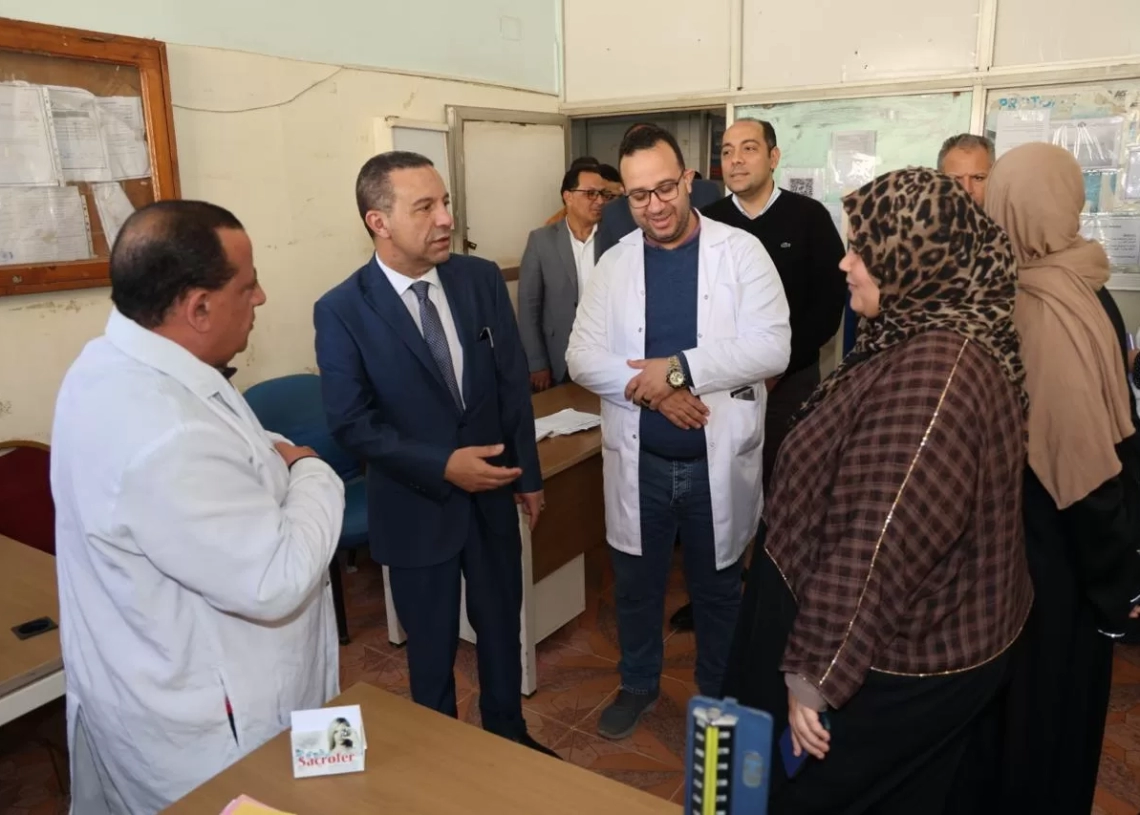 جولة مفاجئة لمحافظ المنوفية بمستشفى تلا.. ويقرر دعماً إنسانياً للعمال 19 - جريدة المساء