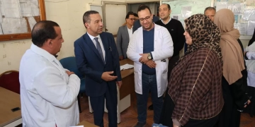 جولة مفاجئة لمحافظ المنوفية بمستشفى تلا.. ويقرر دعماً إنسانياً للعمال 1 - جريدة المساء