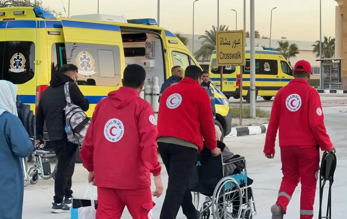 فرق الهلال الأحمر تستقبل دفعة جديدة من الأشقاء المصابين
