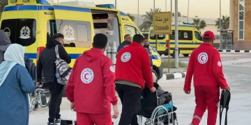 فرق الهلال الأحمر تستقبل دفعة جديدة من الأشقاء المصابين