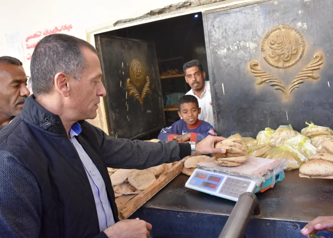 محافظ أسوان يتابع جودة ووزن الخبز بحى الصداقة الجديدة 19 - جريدة المساء