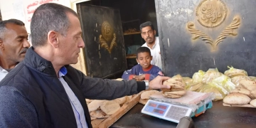 محافظ أسوان يتابع جودة ووزن الخبز بحى الصداقة الجديدة 1 - جريدة المساء