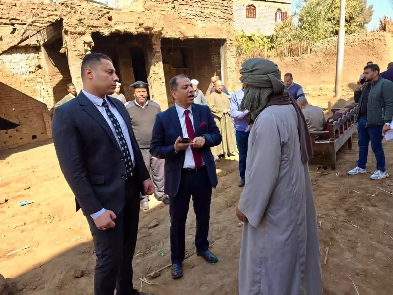 النيابة الإدارية تعاين موقع انهيار عقار بدشنا 21 - جريدة المساء