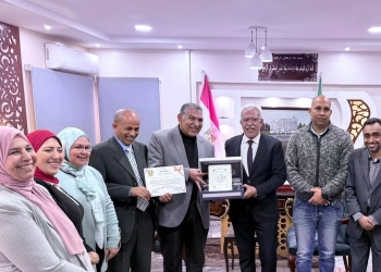 أيمن موسى يكرّم مدير عام التعليم العام بالإسماعيلية 26 - جريدة المساء