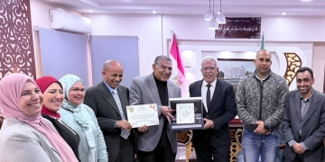 أيمن موسى يكرّم مدير عام التعليم العام بالإسماعيلية 1 - جريدة المساء