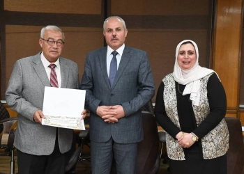 رئيس جامعة القناة يكرّم اللجنة العليا لجوائز الأبحاث العلمية 25 - جريدة المساء