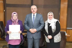 رئيس جامعة القناة يكرّم اللجنة العليا لجوائز الأبحاث العلمية 21 - جريدة المساء