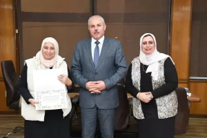 رئيس جامعة القناة يكرّم اللجنة العليا لجوائز الأبحاث العلمية 23 - جريدة المساء