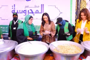 وزيرة التضامن ونائب محافظ الجيزة تطلعان على وحدة إطعام