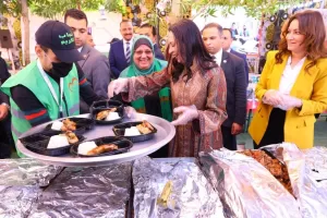 وزيرة التضامن ونائب محافظ الجيزة تطلعان على وحدة إطعام