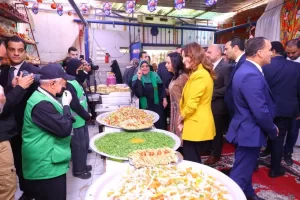 وزيرة التضامن ونائب محافظ الجيزة تطلعان على وحدة إطعام