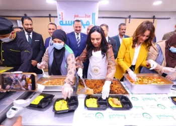 وزيرة التضامن ونائب محافظ الجيزة تتفقدان وحدة إطعام "المحروسة" بالوراق 27 - جريدة المساء
