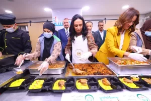 وزيرة التضامن ونائب محافظ الجيزة تتفقدان وحدة إطعام "المحروسة" بالوراق 23 - جريدة المساء