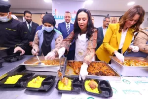 وزيرة التضامن ونائب محافظ الجيزة تتفقدان وحدة إطعام "المحروسة" بالوراق 21 - جريدة المساء