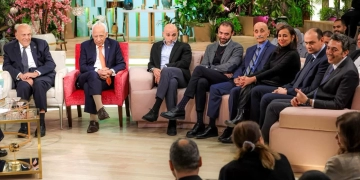 مجدي يعقوب مع منى الشاذلي: "فخور بالجيل الجديد من الأطباء" 1 - جريدة المساء
