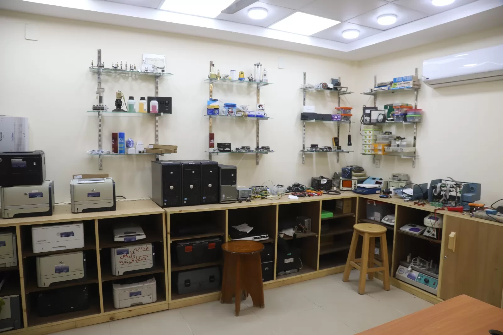 رئيس جامعة قنا يفتتح مركز صيانة الأجهزة الطبية والعلمية والإلكترونية 27 - جريدة المساء