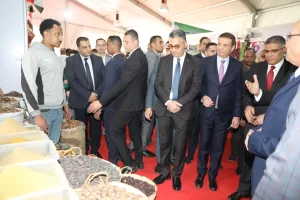 وزيرا الزراعة والتموين ومحافظ الجيزة يفتتحون معرض السلع الغذائية بالمتحف الزراعي 35 - جريدة المساء