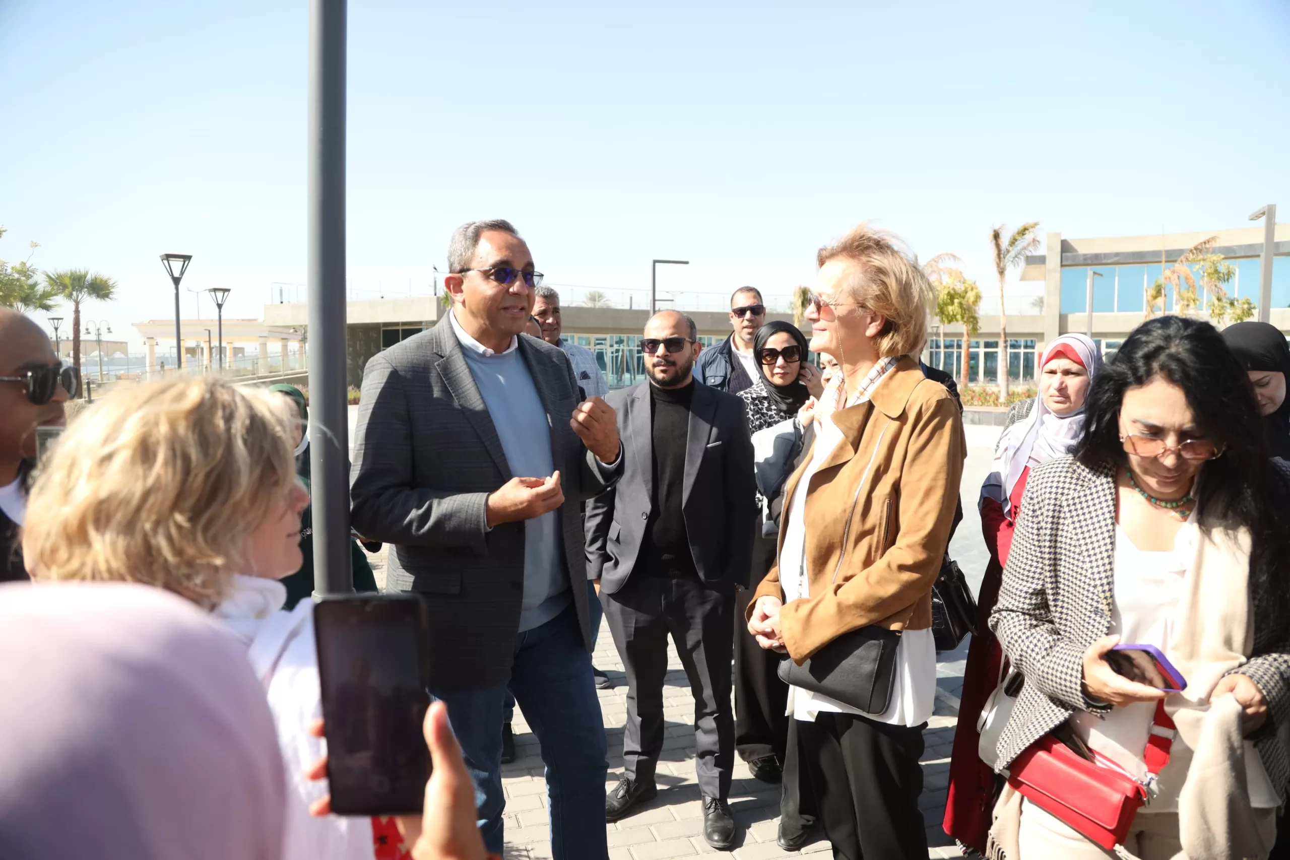 محافظ قنا وسفيرة الاتحاد الأوروبي يتفقدان كورنيش النيل ومعرض الحرف التراثية 23 - جريدة المساء