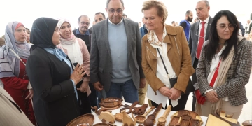 محافظ قنا وسفيرة الاتحاد الأوروبي يتفقدان كورنيش النيل ومعرض الحرف التراثية 2 - جريدة المساء محافظ قنا وسفيرة الاتحاد الأوروبي يتفقدان كورنيش النيل ومعرض الحرف التراثية 1 - جريدة المساء