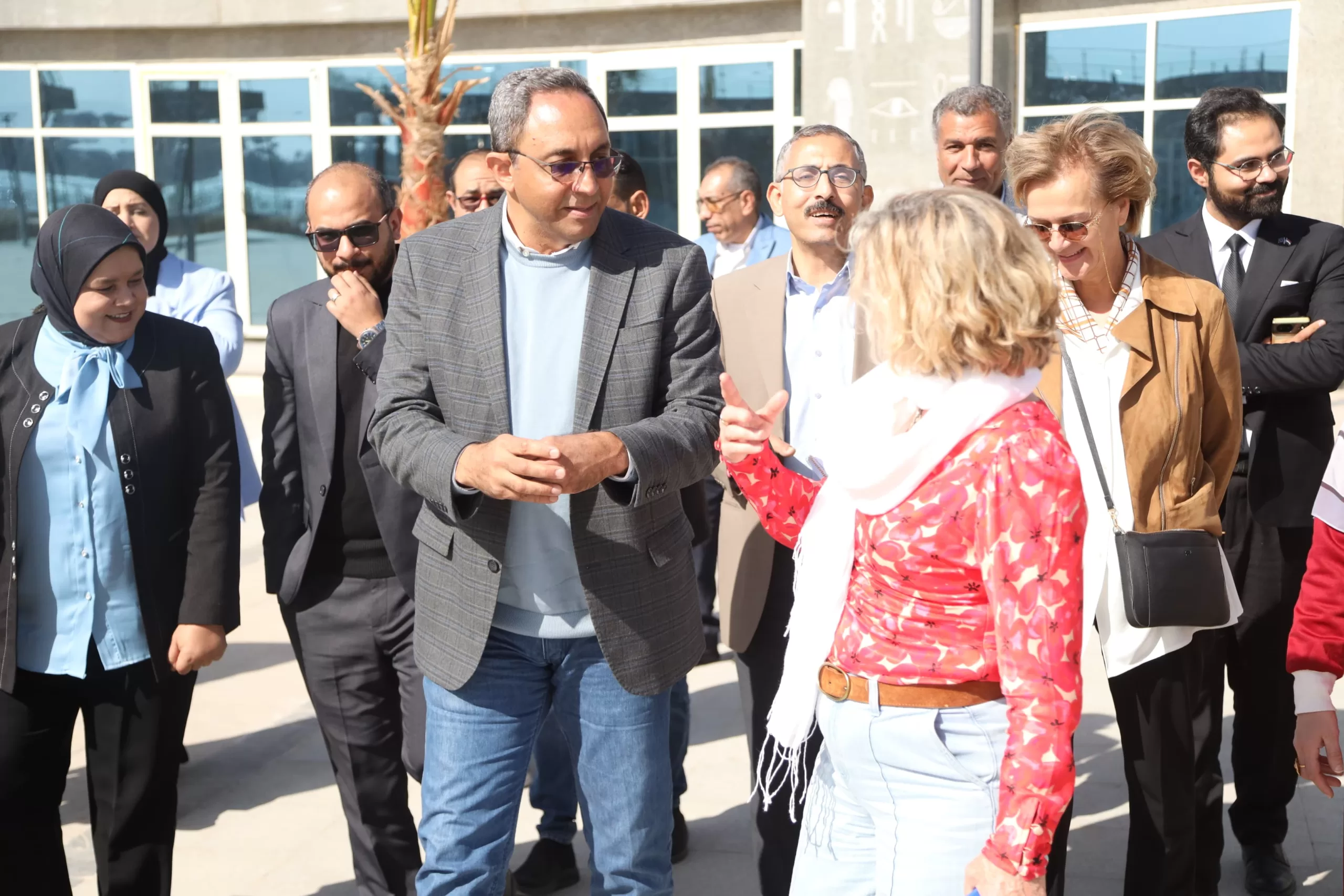 محافظ قنا وسفيرة الاتحاد الأوروبي يتفقدان كورنيش النيل ومعرض الحرف التراثية 37 - جريدة المساء