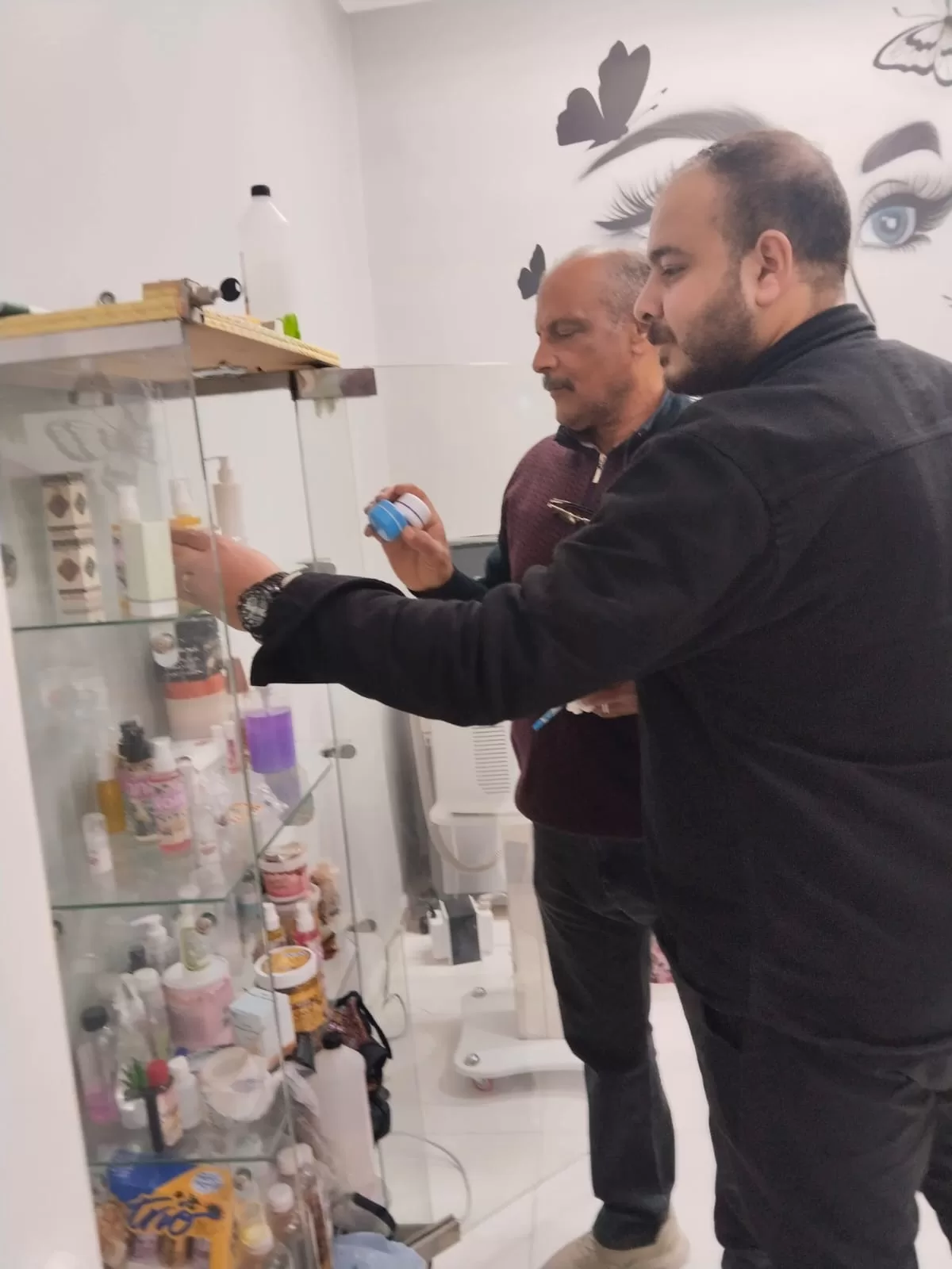 غلق مركز تجميل مخالف ومصادرة مستحضرات مجهولة المصدر بنجع حمادي 61 - جريدة المساء