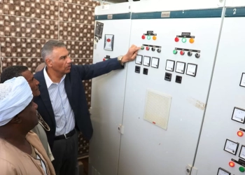 محافظ أسوان يعطى إشارة البدء للتشغيل التجريبى لمشروع الصرف الصحى المتكامل لتجمع قروى الطوناب بإدفو 23 - جريدة المساء