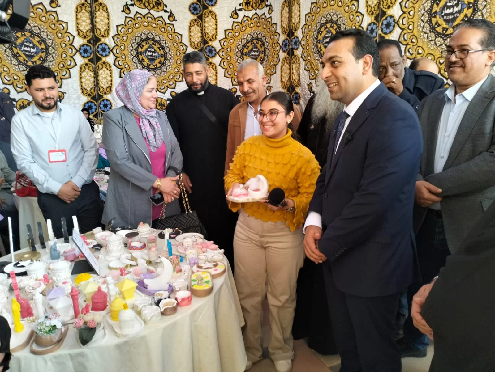 نائب محافظ قنا يتفقد معرض "بمشروعك تبني حياة" بقوص لدعم الحرف اليدوية 21 - جريدة المساء