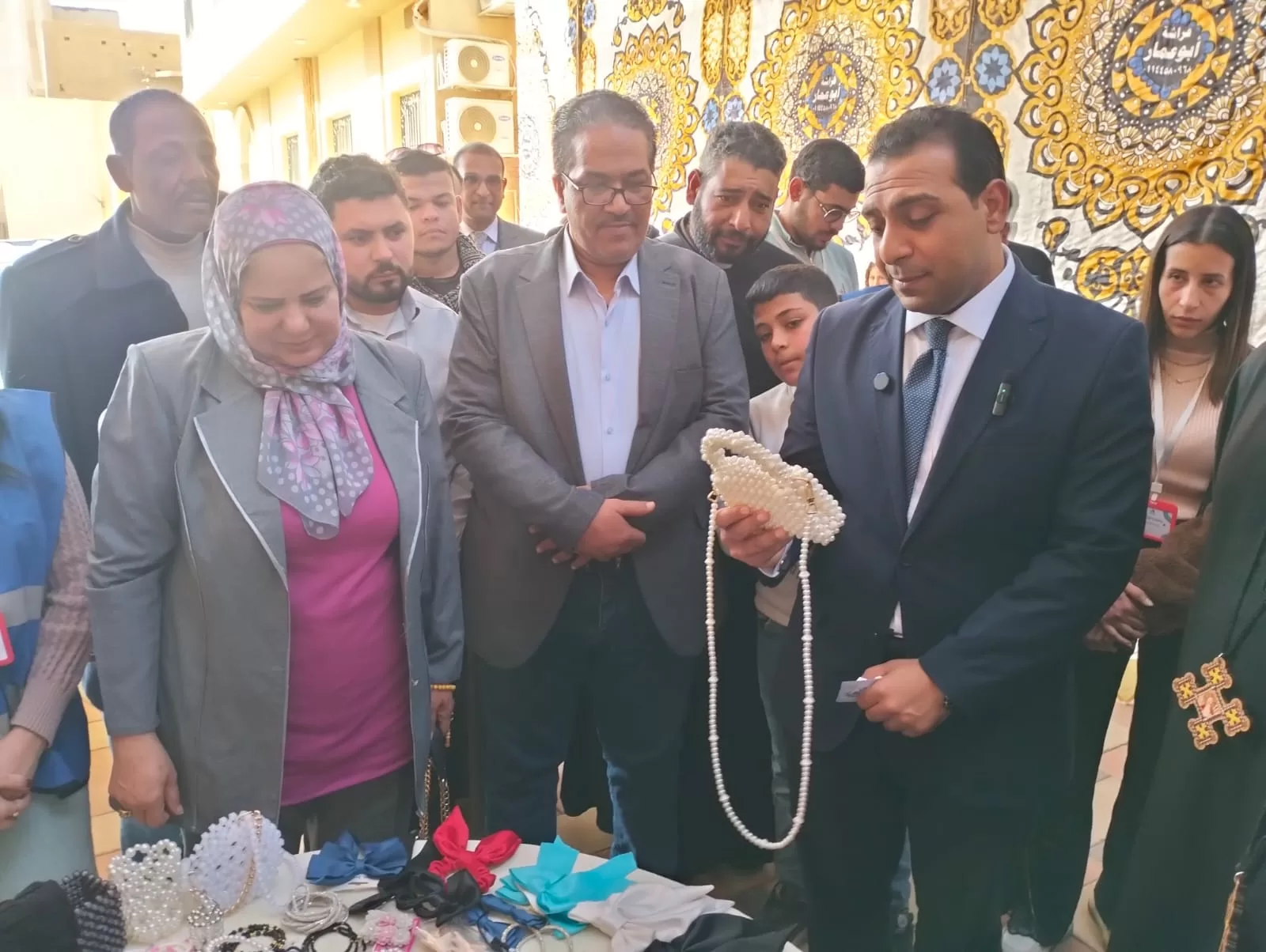نائب محافظ قنا يتفقد معرض "بمشروعك تبني حياة" بقوص لدعم الحرف اليدوية 31 - جريدة المساء