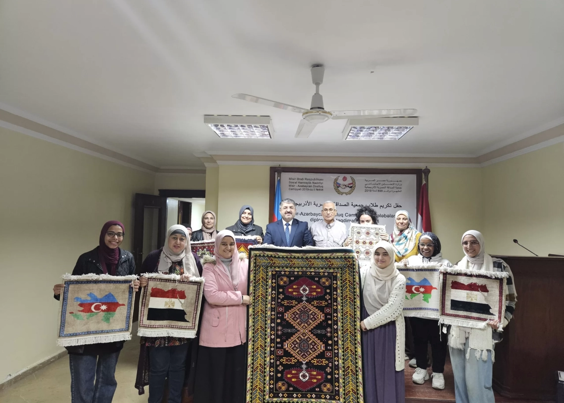 جمعية الصداقة المصرية الأذربيجانية تُكرِّم الناجحين في فن السجاد اليدوي 17 - جريدة المساء