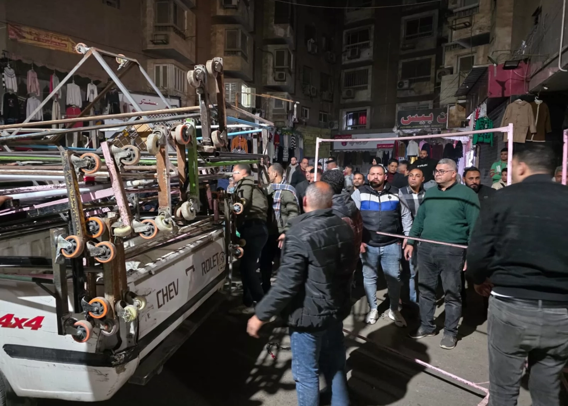 بعد الاشتباكات مع السكان.. محافظة الجيزة تخلي شارع العريش من تعديات الباعة الجائلين 17 - جريدة المساء