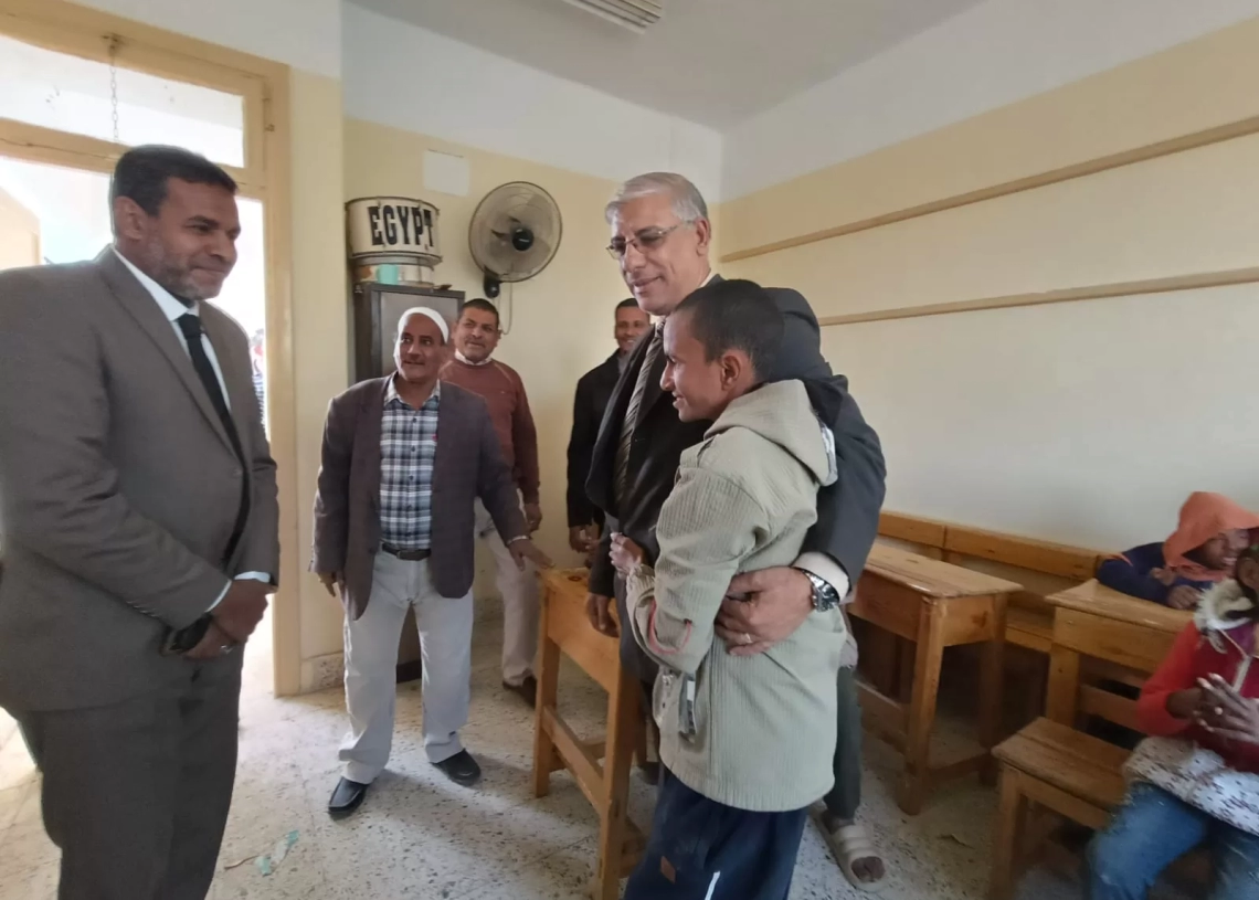 وكيل تعليم قنا يوجه بسرعة تسليم الكتب للطلاب دون ربطها بالمصروفات 19 - جريدة المساء