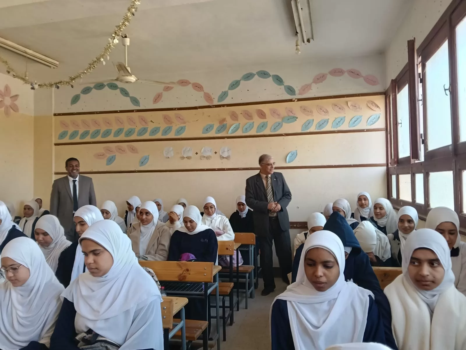 وكيل تعليم قنا يوجه بسرعة تسليم الكتب للطلاب دون ربطها بالمصروفات 27 - جريدة المساء