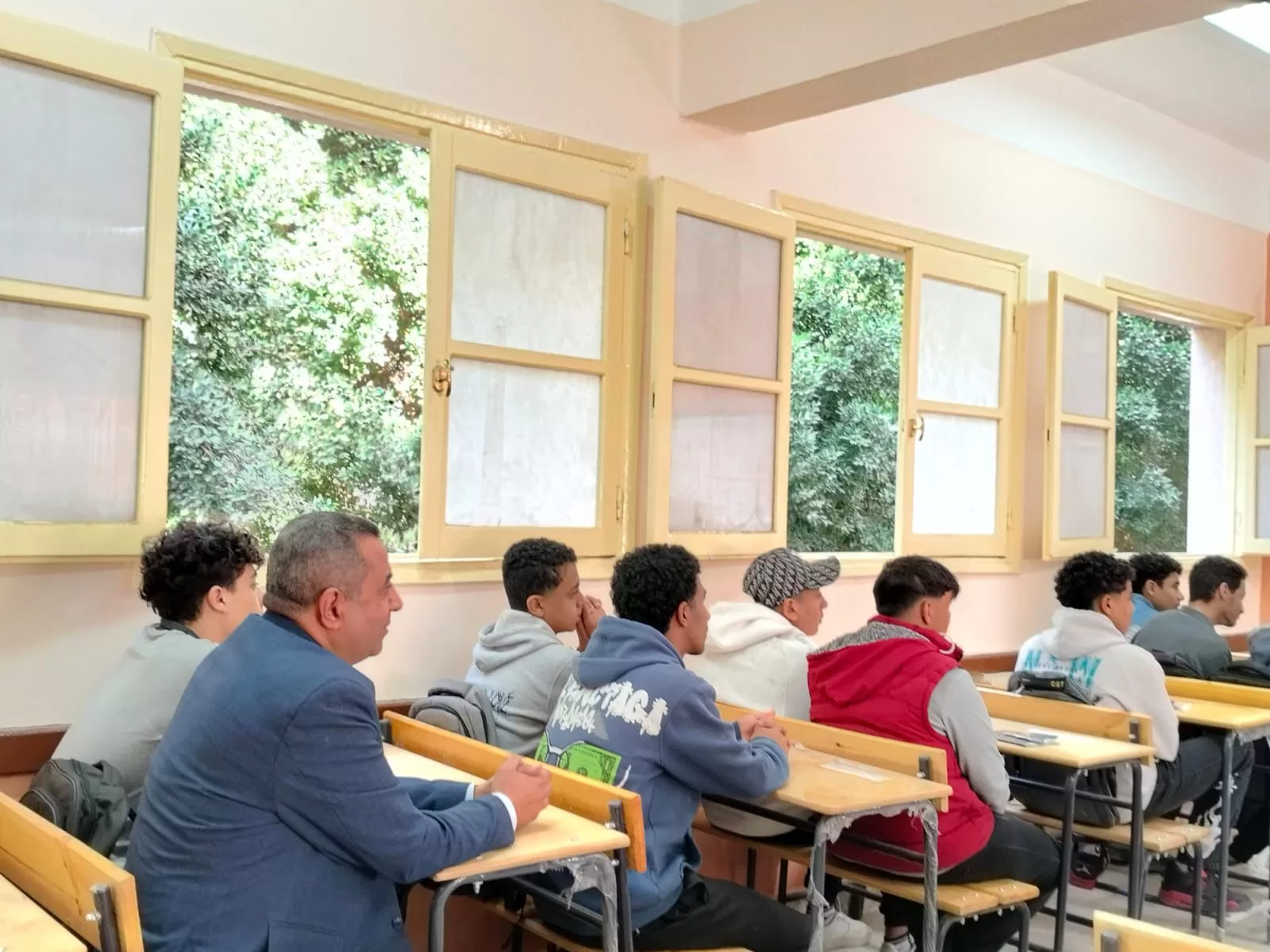 وكيل مديرية التعليم بقنا يوجه بفهرسة المكتبات يدويًا وإلكترونيًا 25 - جريدة المساء