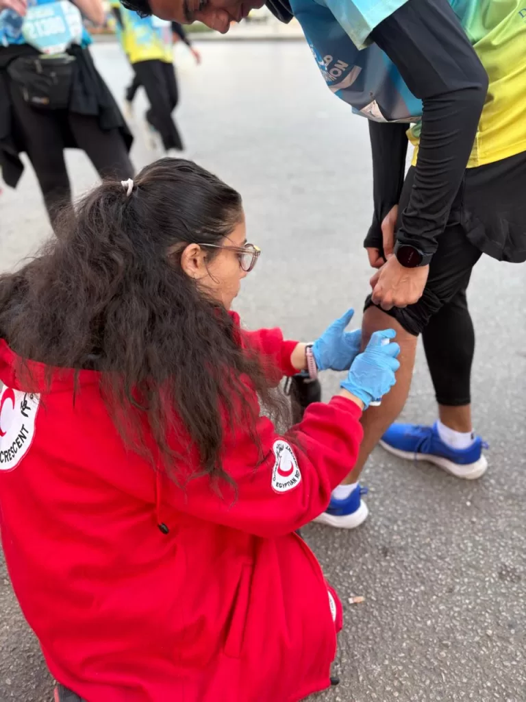 فرق طوارئ الهلال الأحمر تؤمن طبيًا النسخة الـ 12 من ماراثون القاهرة الدولي  29 - جريدة المساء